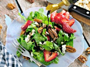 Strawberry Toasted Pecan and Goat Cheese Salad