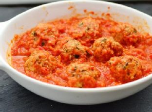 Meatballs with basil and roasted pepper sauce