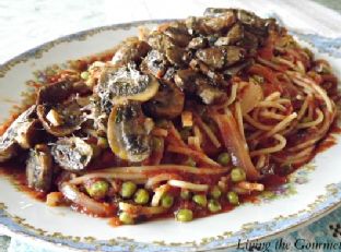 Spaghetti with Peas, Mushrooms, and Tomato Sauce