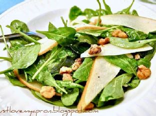 Arugula and Pear Salad With Toasted Walnuts