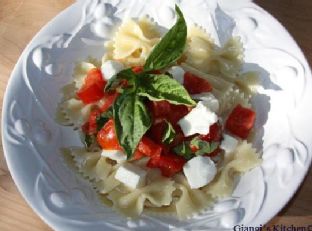 Farfalle with fresh tomatoes, basil and mozzarella