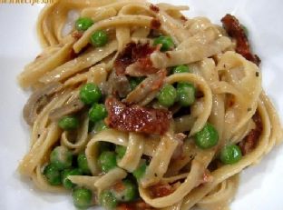 Fettuccine With Bacon Mushroom and Peas