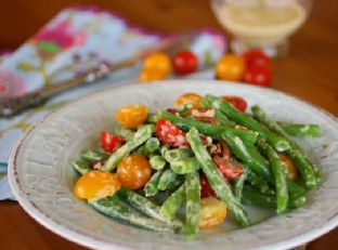 Fresh Green Bean and Tomato Salad with Creamy Garlic Dressing