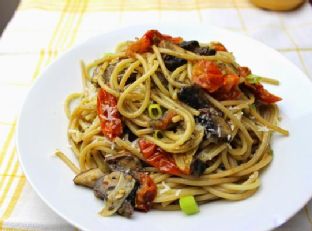 Mushroom, roasted tomato and garlic pasta