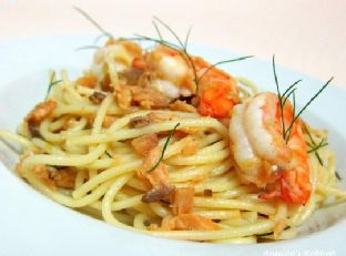 Spaghetti With Smoked Salmon and Prawns